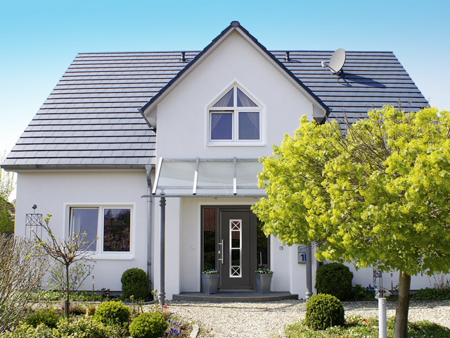 Dunkle Haustür mit vertikaler Verglasung in einem Einfamilienhaus