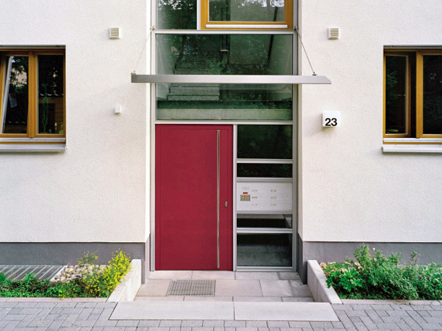 Moderne rote Haustür mit Seitenteil und Oberlicht