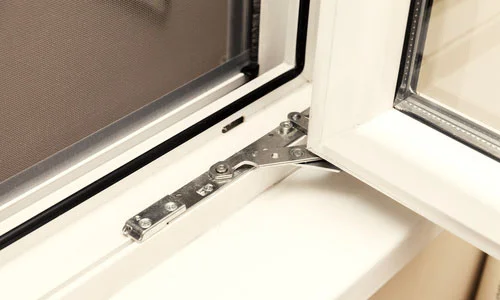Elemente eines umlaufenden Fensterbeschlags am geöffneten Fenster