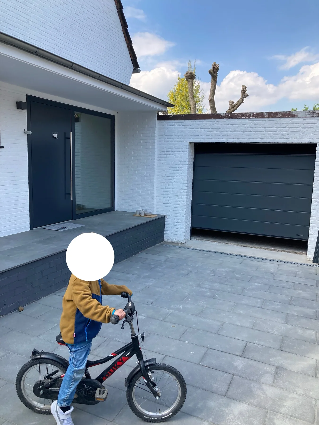 Einfahrts- und Garagentor an einem Einfamilienhaus
