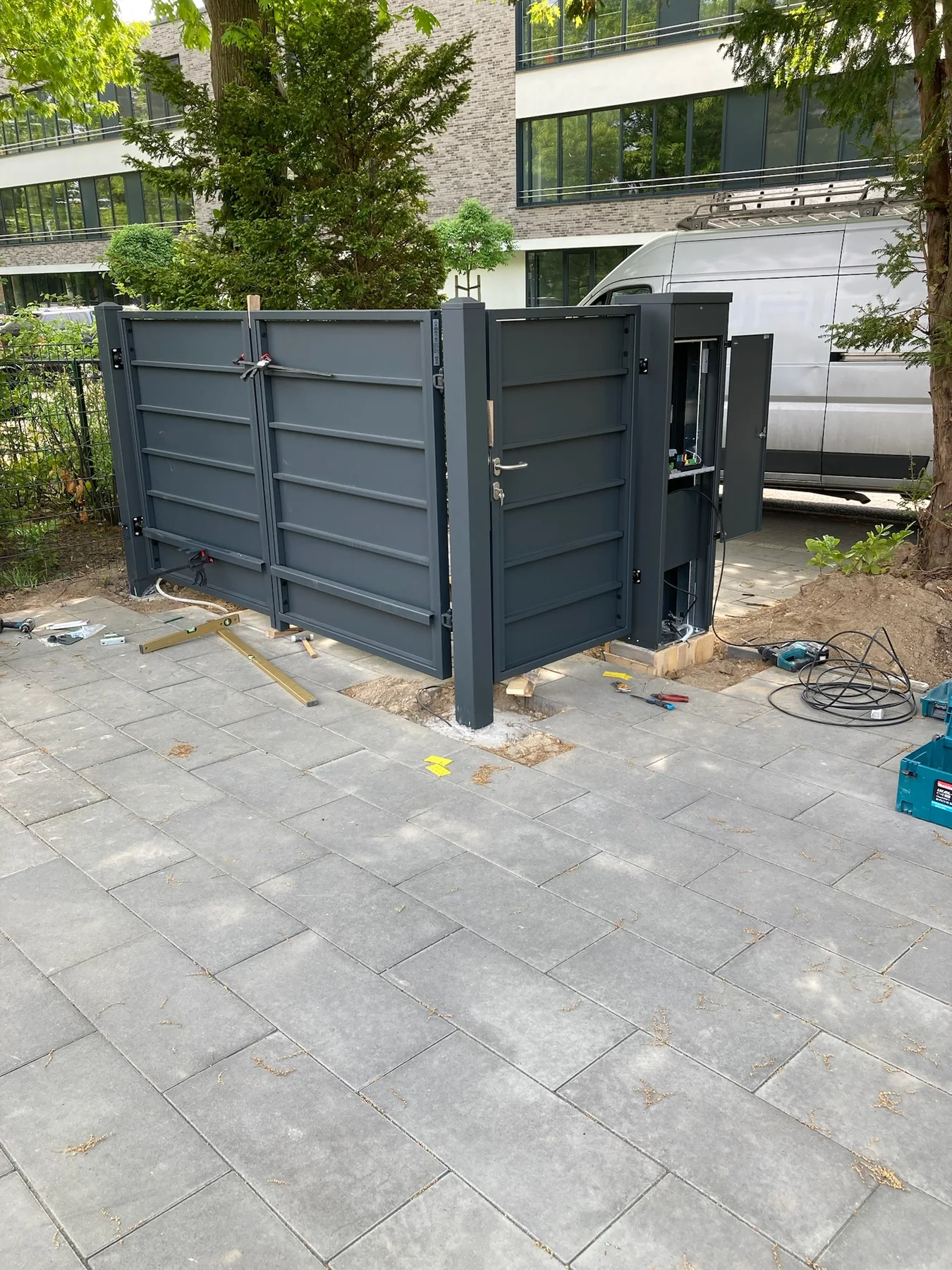 Einfahrts- und Garagentor an einem Einfamilienhaus