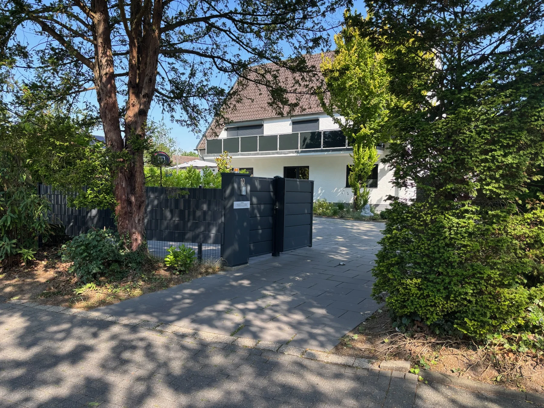 Einfahrts- und Garagentor an einem Einfamilienhaus