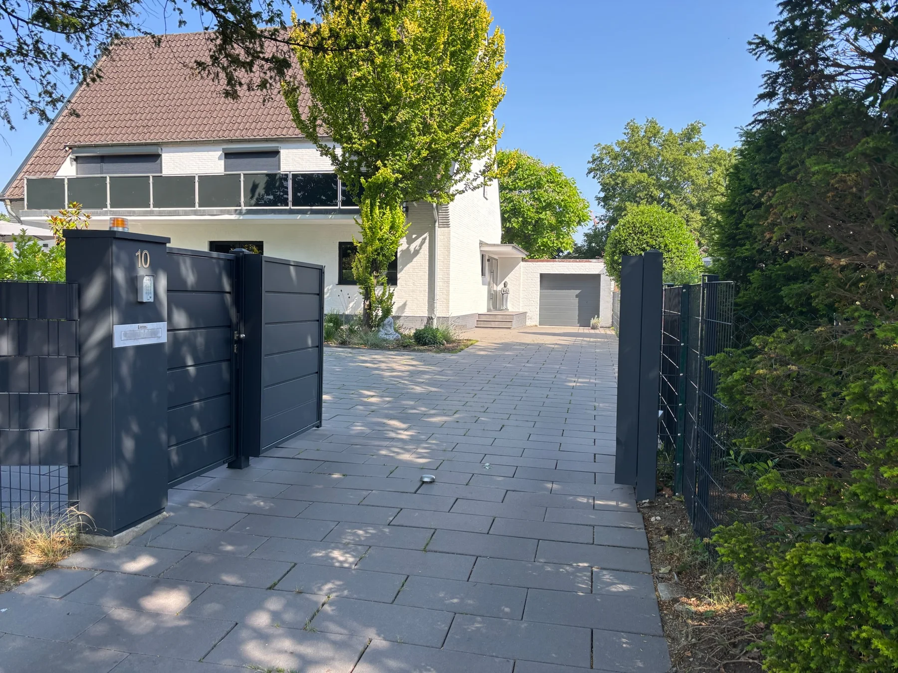Einfahrts- und Garagentor an einem Einfamilienhaus