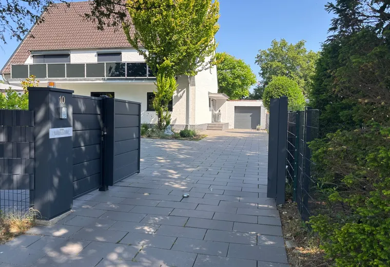 Einfahrtstor, Garagentor sowie Fenster und Türen.